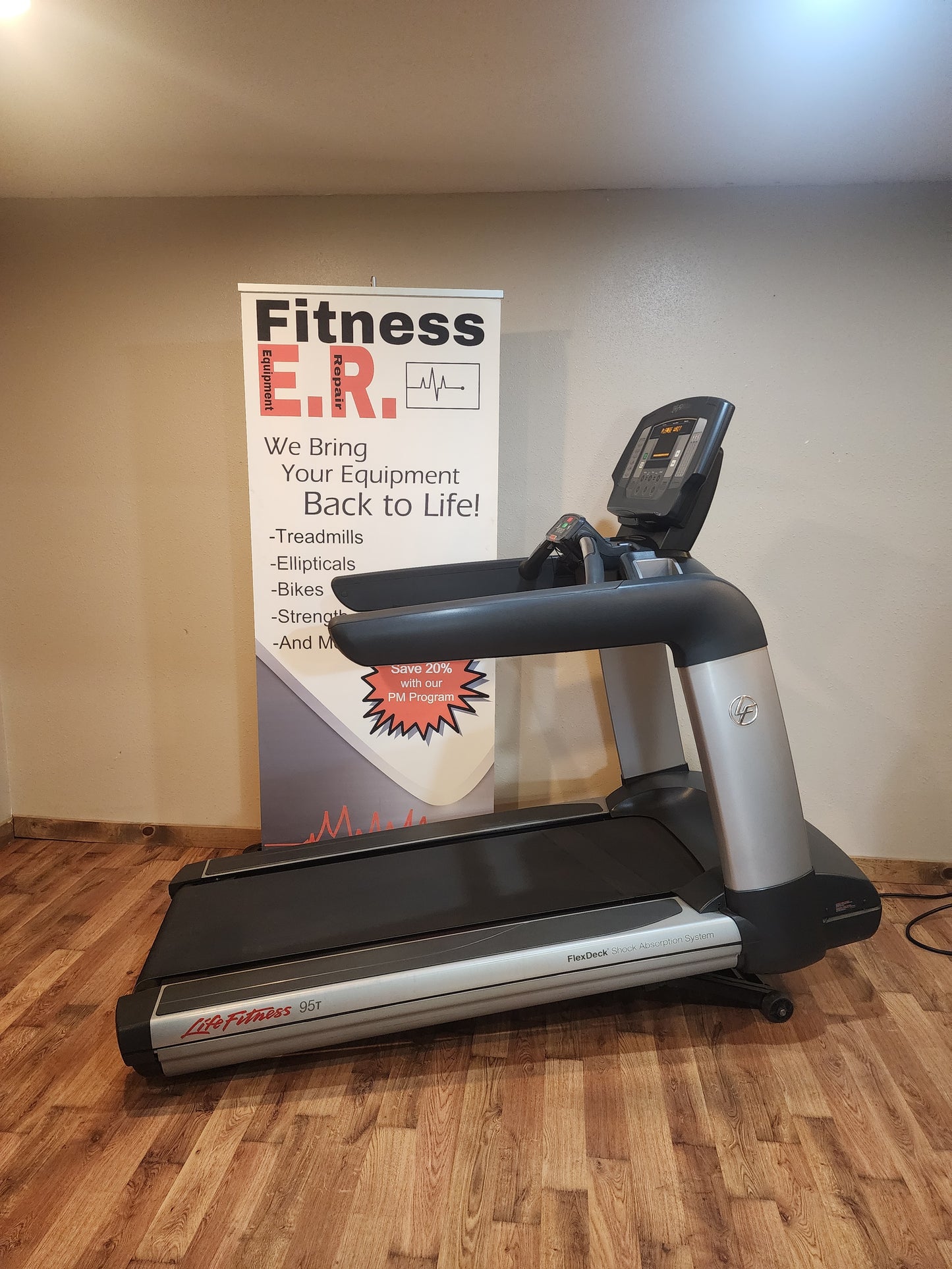 Life Fitness 95T Achieve Treadmill